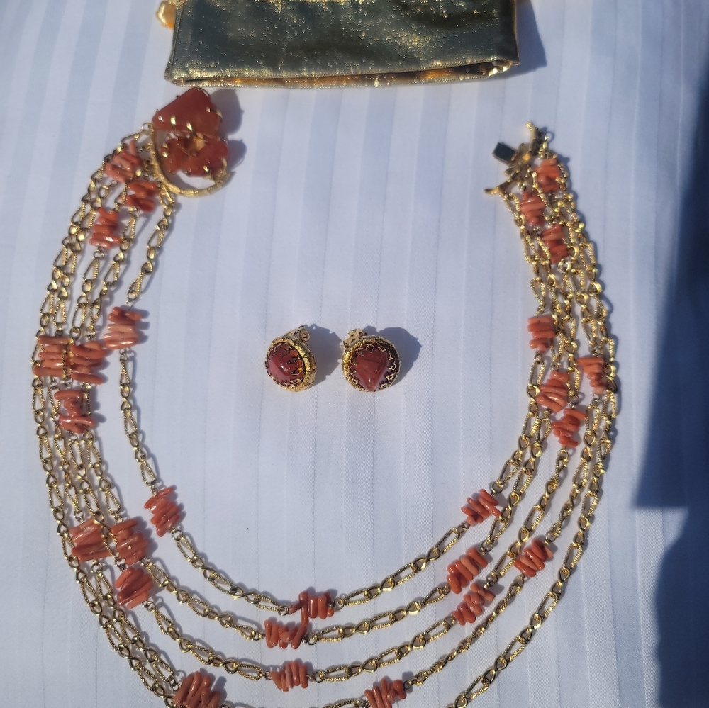 Vintage💥Gold Tone Necklace with Pale Salomon Coral and clip earrings - Picture 4 of 10